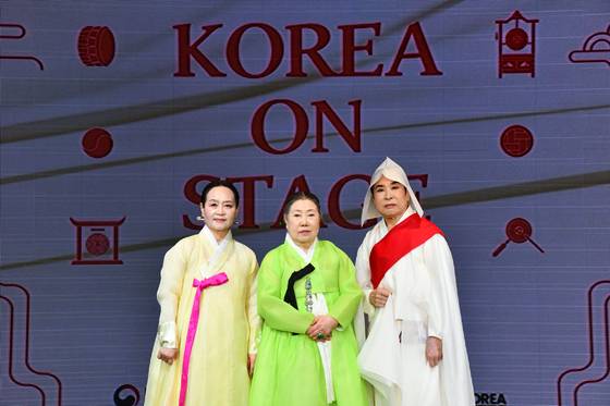 14일 일본 오사카·간사이 엑스포의 페스티벌 스테이션에서 국가유산청 국가유산진흥원이 주최한 ‘코리아 온 스테이지-예인’ 공연을 펼친 국가무형유산 거문고 산조 이재화 보유자, 신영희 판소리 보유자, 승무 채상묵 보유자(왼쪽부터), 사진 국가유산청