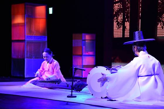 14일 일본 오사카·간사이 엑스포의 페스티벌 스테이션에서 국가유산청 국가유산진흥원이 주최한 ‘코리아 온 스테이지-예인’ 공연을 펼친 국가무형유산 거문고 산조 이재화 보유자. 사진 국가유산청