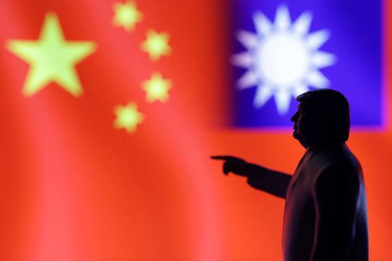 중국과 대만 깃발을 배경으로 서 있는 트럼프 미국 대통령 형상의 피규어. 로이터=연합뉴스