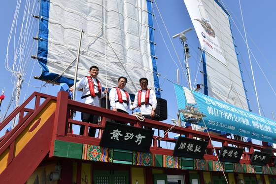 지난 13일 일본 오사카항 ATC 부두에 정박한 조선통신사선 재현선에서 국립해양연구소의 김성원 선장, 홍순재 학예사, 강원춘 학예사(왼쪽부터)가 나란히 포즈를 취했다. 이들은 연구소의 전통선박 재현 사업에 따라 이 선박을 제작하고 2023년부터 재현선의 일본 항해를 지속해왔다. 사진 국가유산청