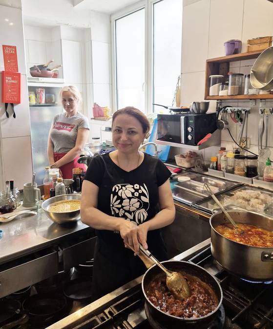 15일 폴란드의 한식당에서 한식을 만들고 있는 타냐 코르부착(오른쪽)과 이리나 니블리차. 박현준 기자