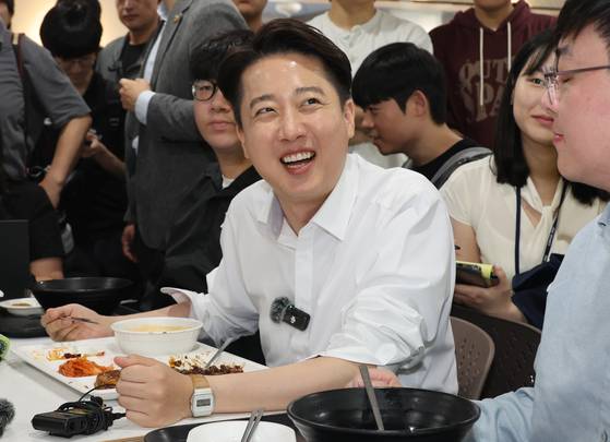 이준석 개혁신당 대선 후보가 14일 부산 금정구 부산대학교 학생식당에서 학생들과 식사를 하며 이야기하고 있다. 송봉근 기자