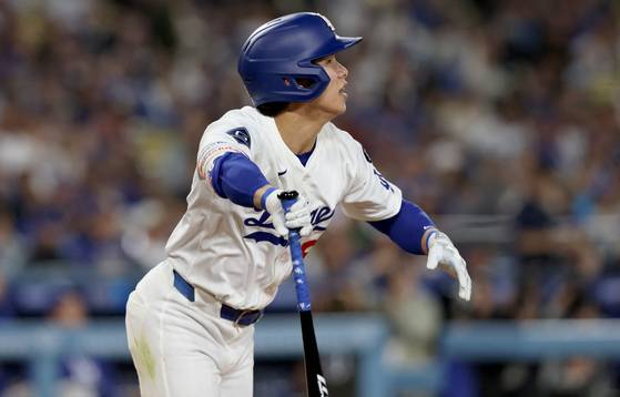 15일(한국시간) 빅리그 첫 홈런을 터트린 뒤 타구를 바라보는 김혜성. 로이터=연합뉴스