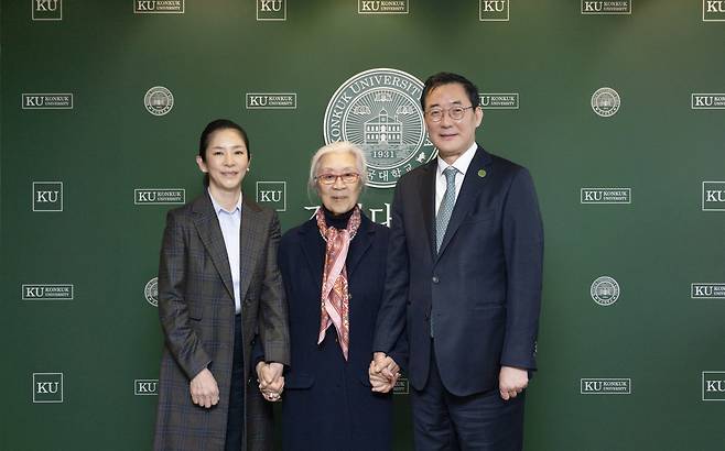 △김정옥 김희경유럽정신문화장학재단 이사장(사진 가운데)이 13일 유자은 학교법인 건국대학교 이사장(사진 왼쪽)과 원종필 건국대학교 총장을 만나 60억원의 발전기금 전달을 약정했다.