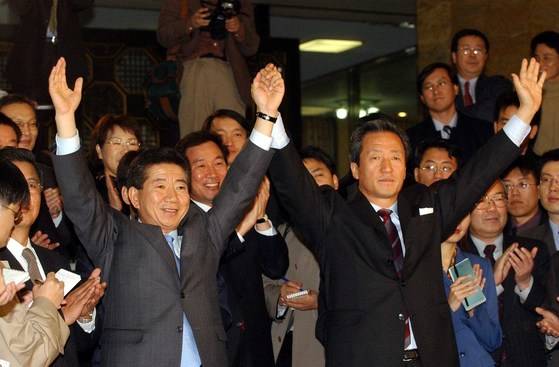 2002년 대선을 앞두고 성사된 노무현 민주당 후보와 정몽준 국민통합21 후보의 단일화. [중앙포토]