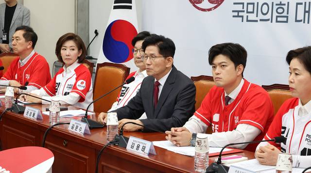 ▲ 국민의힘 김문수 대선 후보(오른쪽 세번째)가 15일 국회에서 열린 중앙선거대책위원회 회의 및 임명장 수여식을 마친 뒤 발언하고 있다.  연합뉴스