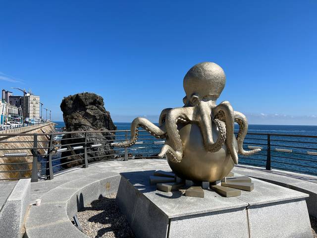 ▲ 동해시 까막바위, 문어상 모습.