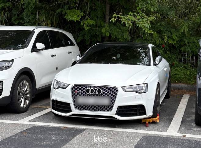 ▲ 만취 상태로 뺑소니를 친 20대 여성 A씨의 압수된 차량&nbsp;