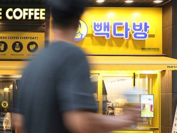 글로벌 원자재값 상승 등의 여파로 저가 커피의 간판 '빽다방'이 가격인상에 나섰다. 연합뉴스
