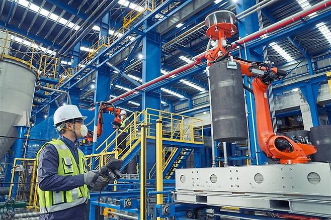 포스코퓨처엠의 포항 인조흑연 제조공장에서 담당자가 제조 공정을 점검하고 있다. 포스코퓨처엠 제공