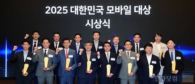 한경닷컴이 주최하고 과학기술정보통신부, 정보통신산업진흥원이 후원하는 '2025 대한민국 모바일 대상 시상식'이 15일 서울 중림동 한국경제신문사 다산홀에서 열렸다. 공동 대상 수상 기업인 KB국민은행의 박형주 스타뱅킹영업본부 본부장(앞줄 왼쪽 네 번째), 쿠팡의 허준 커뮤니케이션팀 전무(다섯 번째)를 비롯한 수상기업 대표자들이 황규철 과기정통부 소프트웨어정책관(뒷줄 왼쪽 네 번째), 정종태 한경닷컴 대표(다섯 번째), 문장원 정보통신산업진흥원AI융합본부 본부장(여섯 번째)과 기념촬영을 하고 있다. / 사진=변성현 한경닷컴 기자 byun84@hankyung.com