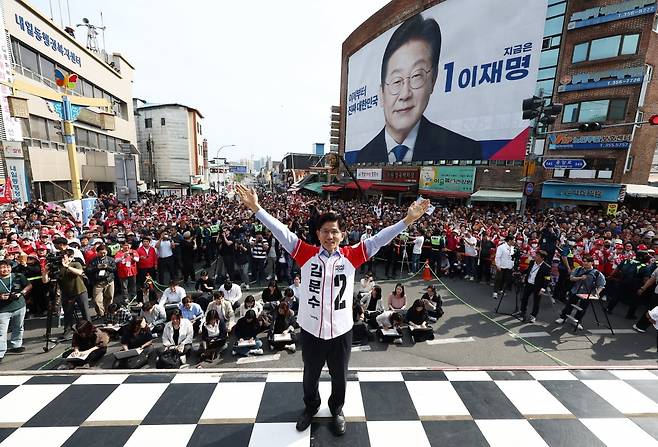 김문수 국민의힘 대선 후보가 14일 경남 밀양시 밀양관아앞에서 유세하고 있다. /사진=연합뉴스