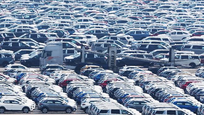 도널드 트럼프 미국 대통령이 지난 3월 26일 발표한 자동차에 대한 25% 관세가 정식 발효된 지난달 3일 경기도 평택항에 수출용 자동차가 세워져 있다. 연합뉴스