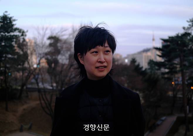 송이원은 한국에서 나고 자란 대만 국적 화교 3세다.  출생지 한국은 차별을 경험하는 공간이자, 애정을 가진 사람들이 사는 곳이다. 그는 이곳을 민주적이고 평등한 곳으로, 다양성과 인권을 보장하는 곳으로 만들고 싶어한다. 윤석열 탄핵 집회에 참여한 것도, 성소수자 운동을 이어가는 것도 이런 열망의 연장선이다. 김종목 기자