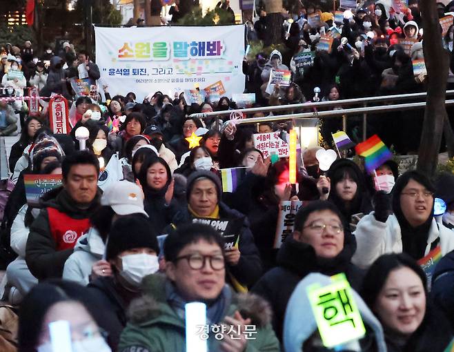 ‘윤석열 퇴진! 세상을 바꾸는 네트워크’ 주최로 지난해 12월 25일 국가인권위원회 인근에서 열린 ‘All I want for Christmas is 윤석열 퇴진!-윤석열 퇴진하고 평등세상으로’ 집회 모습.  한수빈 기자