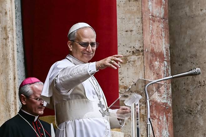 레오 14세 교황이 지난 11일(현지시간) 주일 축복을 위해 성 베드로 대성당 중앙 발코니에 나타나 메시지를 전하고 있다. AFP연합뉴스