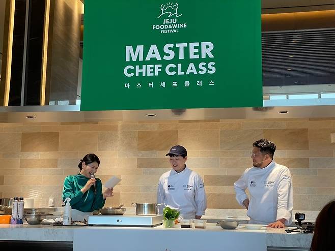 Chef Cho Kwang-hyo (middle) and Chae Nak-young (right) giving a private cooking class at the 10th Jeju Food & Wine Festival held at Jeju Shinhwa World in Seogwipo, Jeju Island, on Thurs.  (Hong Yoo/ The Korea Herald)