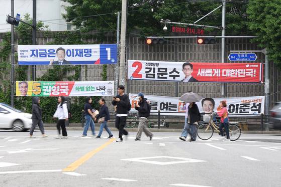 Banners for presidential candidates are seen at an intersection in Uijeongbu, Gyeonggi, on May 15. [YONHAP]
