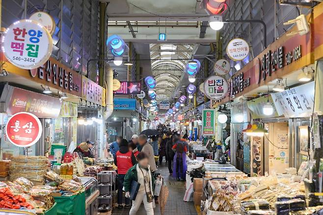 아산시가 지역경제 회복을 목표로&nbsp; 지역화폐 ‘아산페이’ 발행 규모를 5000억원으로 늘렸다. 사진은 온양전통시장 모습. 아산시