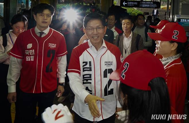 김문수 국민의힘 대통령 후보가 15일 서울 구로구 신도림역에서 출근하는 시민들에게 인사하고 있다.