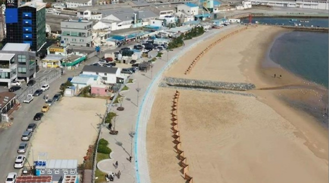 다대포해안 동측지구 연안정비사업으로 동편 해수욕장이 복원된 가운데 대형 우수관로가 백사장에 놓여있다. 조상진 의원(남구1)제공&nbsp;