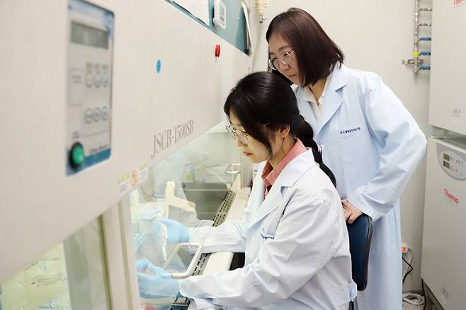 연구책임자 이미옥 박사(오른쪽)과 이영선 UST-생명연스쿨 학생(제1저자). 한국생명공학연구원&nbsp;