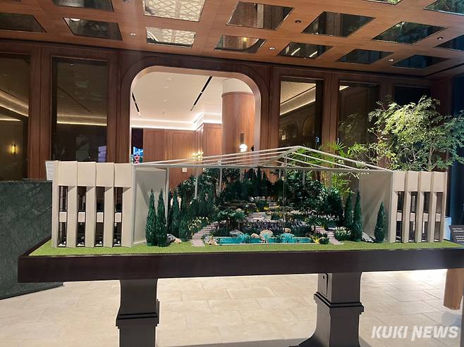 홍보관 내부에 전시된 아크로 가든 하우스의 ‘페이퍼 아트’. 조유정 기자