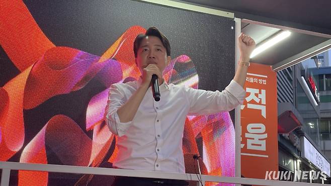 이준석 개혁신당 대선 후보가 15일 건대입구역 인근 거리를 찾아 유세 차량 위에서 발언을 하고 있다. 양다경 기자