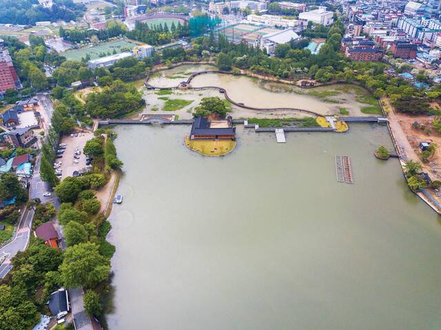 연화교와 연화정 도서관이 조성된 덕진 공원.