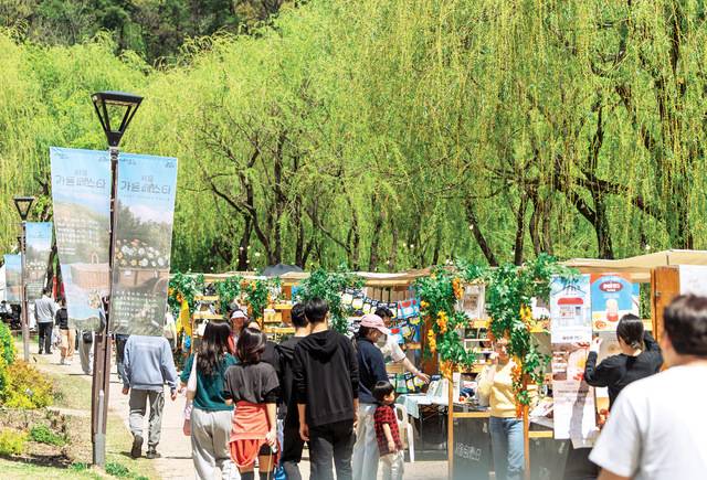 시민들이 지난달 20일 서울 강북구 북서울꿈의숲에서 개최된 가든 페스타에서 팝업스토어를 둘러보고 있다. 서울시 제공