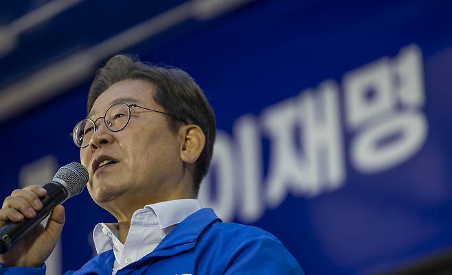 이재명 더불어민주당 대선 후보가 14일 경남 거제에서 열린 유세에서 지지를 호소하고 있다. 연합뉴스