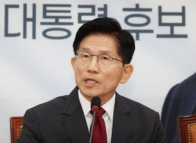 김문수 국민의힘 대선 후보가 15일 국회에서 열린 긴급 기자회견에서 발언하고 있다. 연합뉴스