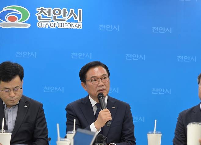 김석필 천안시장 권한대행 부시장이 15일 천안시청에서 천안의 인구 증가 요인과 향후 계획에 대해 말하고 있다. 김성준 기자