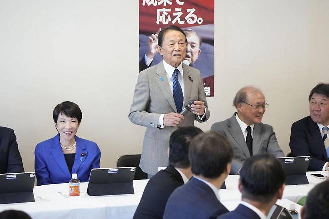 일본 집권 자민당이 지난 14일 외교 모임인 '자유롭고 열린 인도·태평양 전략본부' 첫 회의를 열었다. 회의에서 아소 다로 전 총리가 발언하고 있다. 아소 전 총리 왼쪽은 다카이치 사나에 의원. 교도연합뉴스