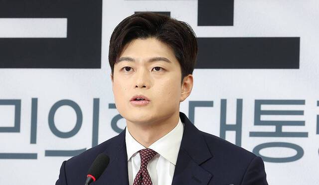 국민의힘 비상대책위원장으로 임명된 김용태 의원이 15일 국회에서 기자회견을 열고 발언하고 있다. 연합뉴스