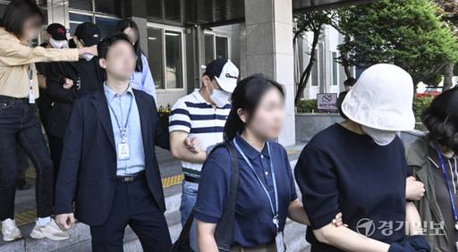 경기 화성 동탄신도시에서 오피스텔 전세 사기로 170억원을 편취한 임대인과 공인중개사들이 15일 징역을 확정받았다. 사진은 지난 2023년 6월 이들이 경기도 수원남부경찰서에서 검찰로 송치되는 모습. 경기일보 DB