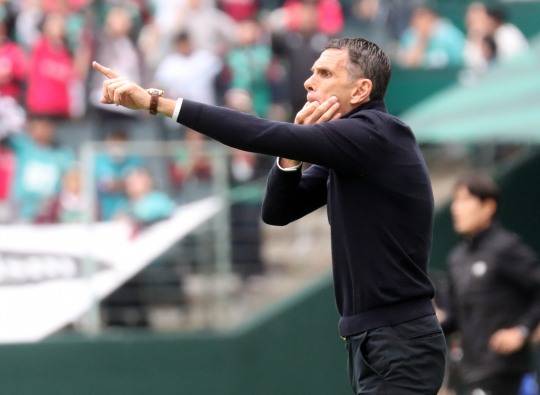 작전 지시하는 전북의 거스 포옛 감독. 사진[연합뉴스]