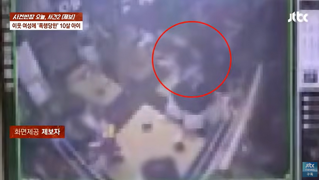 20대 여성이 아이를 엘리베이터에서 무차별 폭행한 사건이 벌어졌다. 사진은 사건 당시 엘리베이터 CCTV 화면. [사진출처 = JTBC ‘사건반장’ 유튜브 캡처]