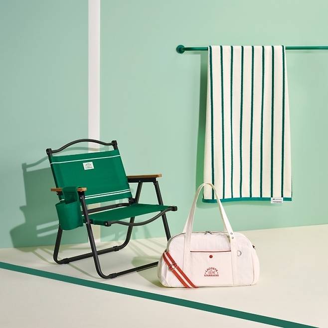 스타벅스 코리아가 프랑스 패션 스포츠 브랜드 ‘라코스테’(LACOSTE) 와 협업해 2025 여름 e-프리퀀시를 진행한다고 15일 밝혔다. [사진 = 스타벅스 코리아 제공]