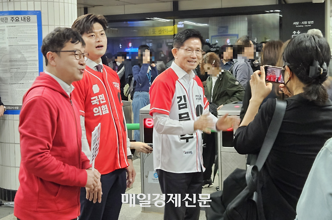 김문수 국민의힘 대선 후보가 15일 오전 8시 30분께 서울 구로구 신도림역 개찰구 앞에서 자신을 찍는 출근길 시민을 향해 엄지손가락을 보이며 화답하고 있다. [사진 = 배윤경 기자]