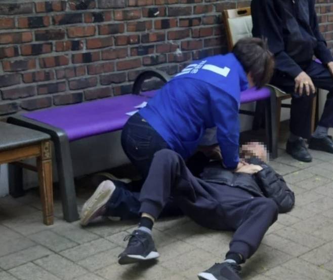 이재명 더불어민주당 대선후보 선거운동원이 선거운동 중 공원에서 심정지로 쓰러진 어르신을 심폐소생술로 구했다. [사진 = 민병두 전 의원 페이스북 갈무리]