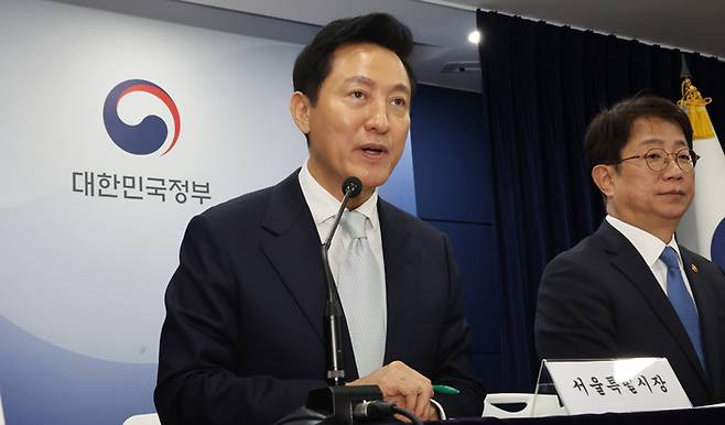 오세훈 서울시장이 3월 19일 서울 종로구 정부서울청사에서 열린 주택시장 안정화 방안 발표에서 기자의 질문에 답하고 있는 모습. <연합뉴스>