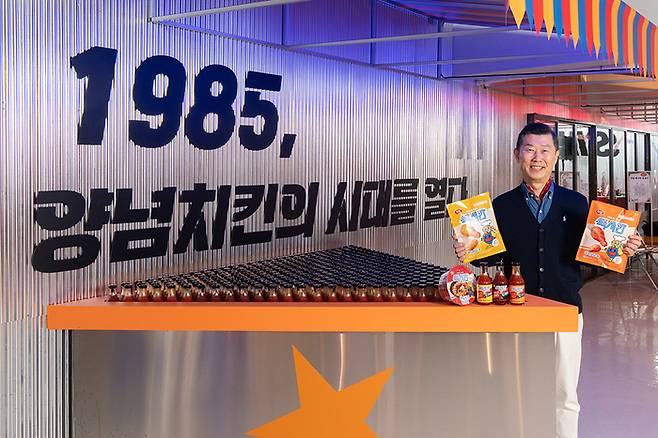 김홍국 하림 회장이 ‘장하다 하림 맥시칸 팝업스토어’를 찾아 제품을 들어보이고 있다. [사진 제공=하림]
