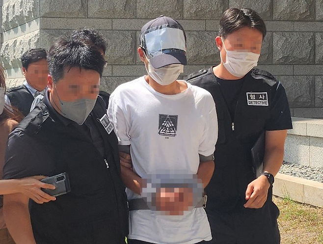 과거 선생님이었던 40대 교사를 흉기로 찌른 혐의(살인미수)로 현행범 체포된 20대 남성이 2023년 8월 5일 대전 서구 대전지방법원에서 열린 구속 전 피의자 심문(영장실질심사)에 출석하는 모습. [연합뉴스]