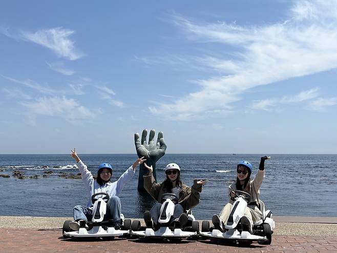 포항 호미곶 상생의 손 앞에서 포즈를 취하는 여행객들.  /사진= 강예신 기자