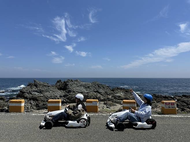 N7카트를 타고 해안도로를 달리는 여행객들.  /사진= 강예신 기자