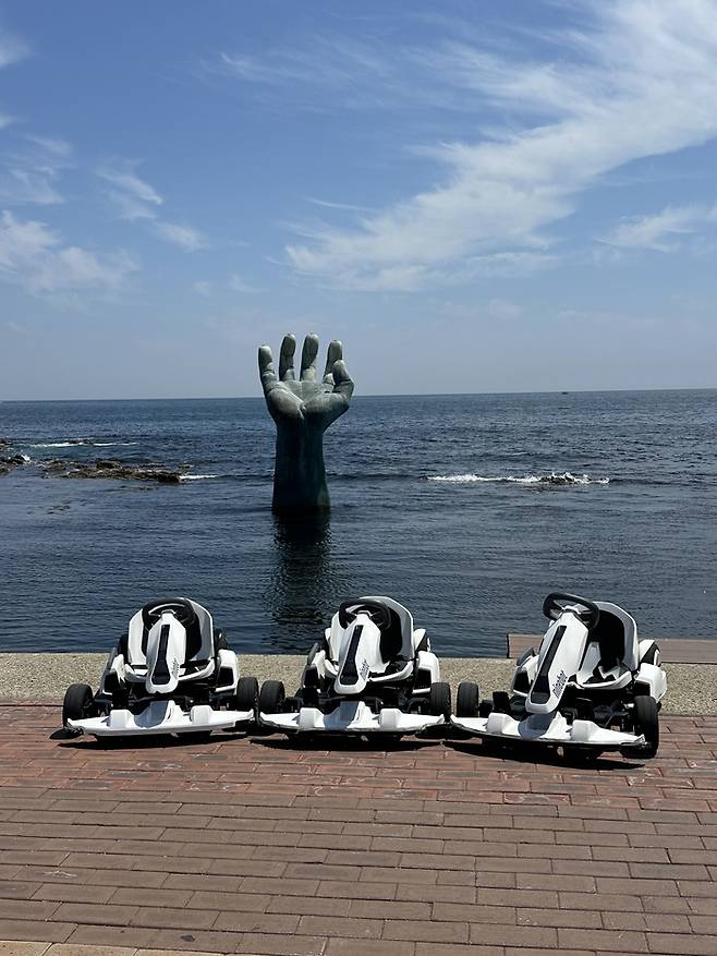 상생의 손 앞에 주차한 카트들.  /사진= 강예신 기자