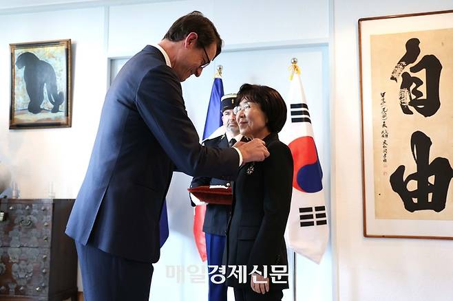 최정화 한국이미지커뮤니케이션연구원 이사장이 15일 오후 서울 서대문구 주한프랑스대사관에서 열린 수훈식에서 필립 베르투 주한 프랑스대사로부터 ‘레지옹 도뇌르 오피시에’ 훈장을 받고 있다.

최 이사장은 한불 관계 증진 및 문화 교류에 기여한 공로를 인정받아았다. 2025.5.15[현장풀/이충우기자]