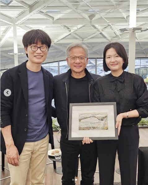 이해진 네이버 이사회 의장과 젠슨 황 엔비디아 최고경영자(CEO), 최수연 네이버 대표(왼쪽부터)가 지난해 6월 미국  엔비디아 본사에서 만나 AI 협력 방안에 대해 논의한 뒤 기념촬영을 하고 있다.  네이버 인스타그램 공식 계정