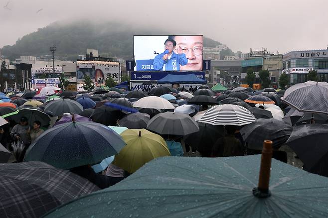 이재명 더불어민주당 대선 후보가 15일 오후 전남 여수 이순신광장에서 유세를 하고 있다.  [김호영 기자]